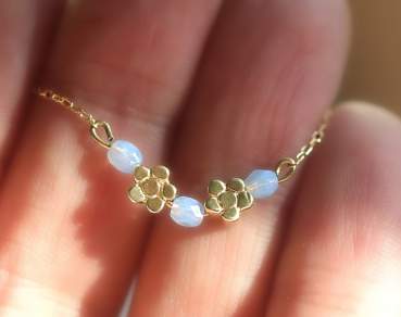 Kleine Blütenkette mit hellblauen Zirkonia Opalen. Gold vermeil