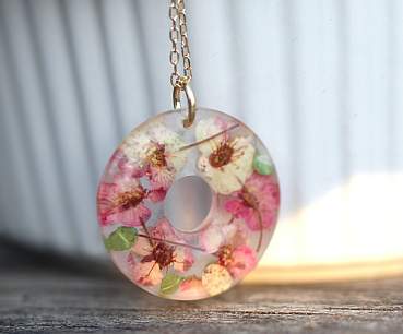 Kleiner Kirschblütenkranz. Harz und echte Blüten. Gold Vermeil Halskette
