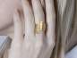 Preview: Statement Ring in goldener Knitteroptik am Finger