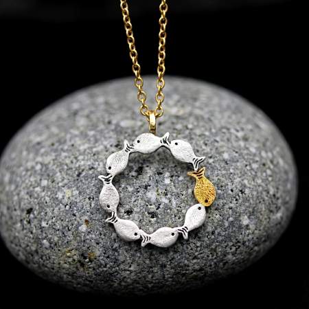 Gegen den Strom. Sterling Silber & Gold Fisch Kreis-Anhänger