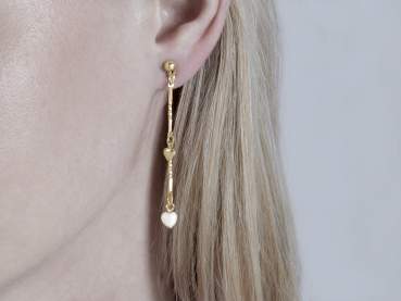 Offer of the Month May. Long dangling heart stud earrings. 18k gold. White pearl.
