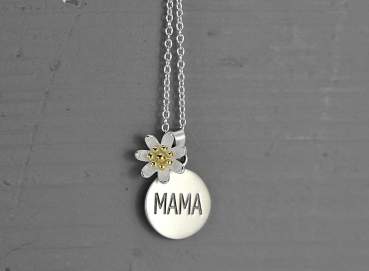 Silberkette mit graviertem Mama Silberanhänger und kleiner Blüte.
