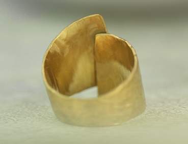 Statement Ring in goldener Knitteroptik Detail innen