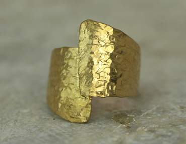 Statement Ring in goldener Knitteroptik