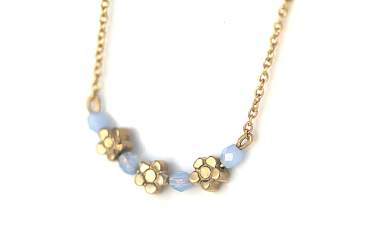Vergoldete zierliche opalblaue Blütenkette. Kleine Blumen und blaue Opal Glasperlen