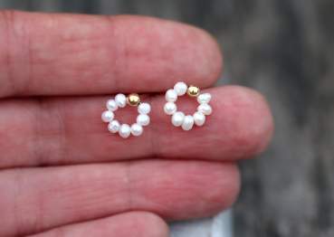 Kleine Perlen Kreis Ohrstecker. Süßwasserperlen und vergoldetes Silber