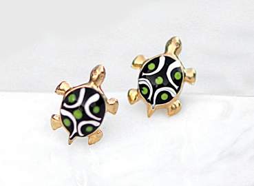 Angebot des Monats: Mini Schildkröten Ohrstecker. Vergoldetes Silber und Harz.