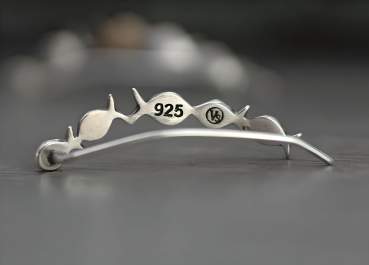 single silver earcrawler from behind