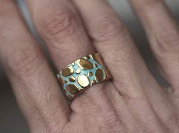 FLUSSBETT Ring. Vergoldeter Sterling Silber Ring mit blauer Emaille