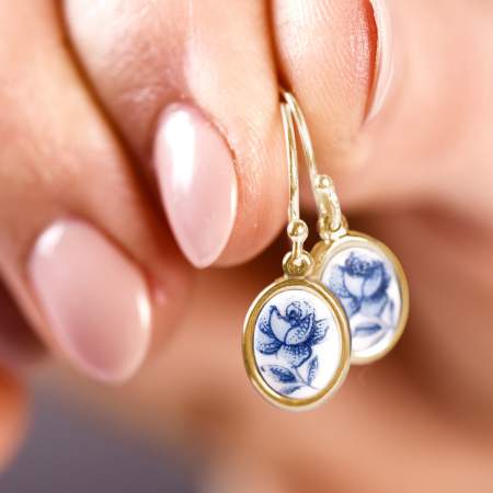 Seltene Vintage Porzellan-Ohrringe – Blaue Rose – vermeil gold Silber
