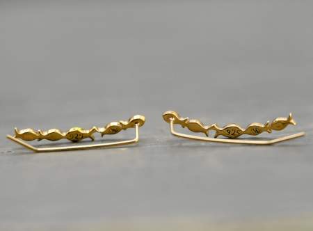 GEGEN DEN STROM Ohrklemmen. Vergoldetes Silber