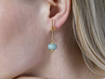 Goldene Knoten Ohrhänger mit türkisfarbenen Perlen
