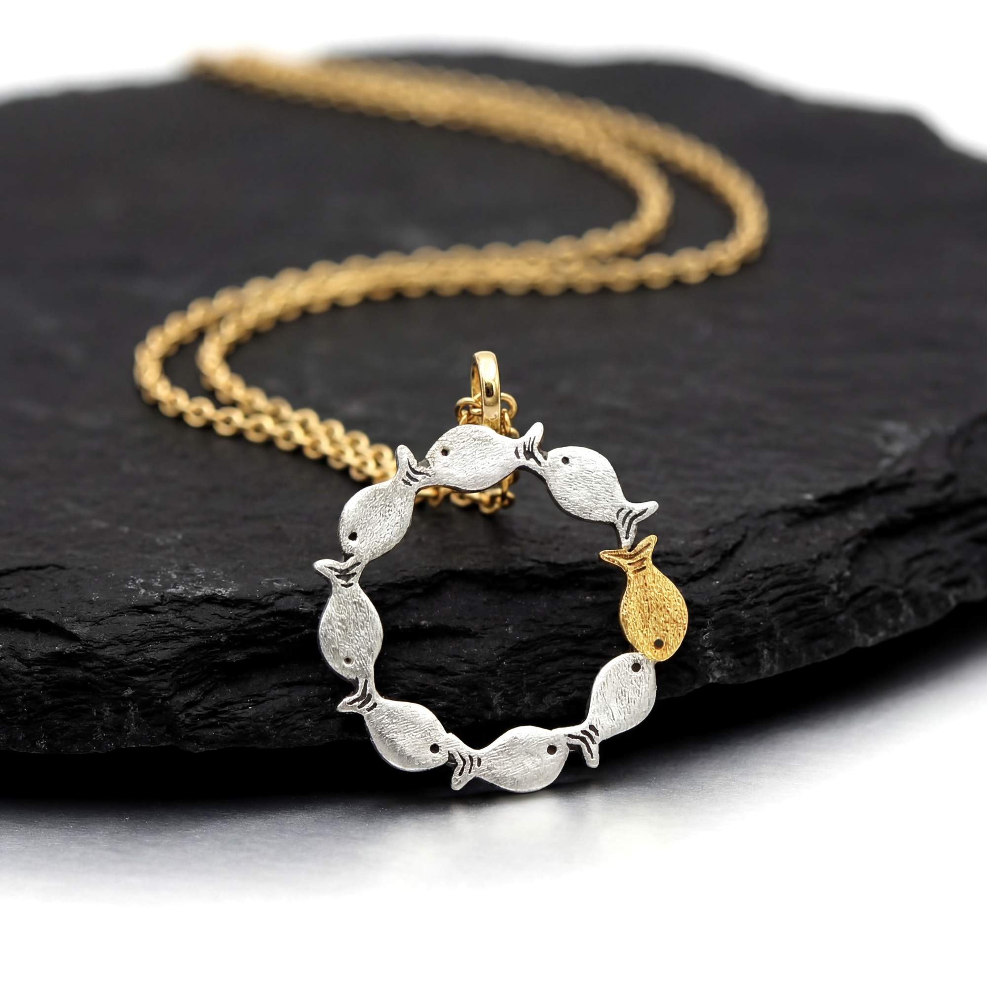 Gegen den Strom. Sterling Silber & Gold Fisch Kreis-Anhänger