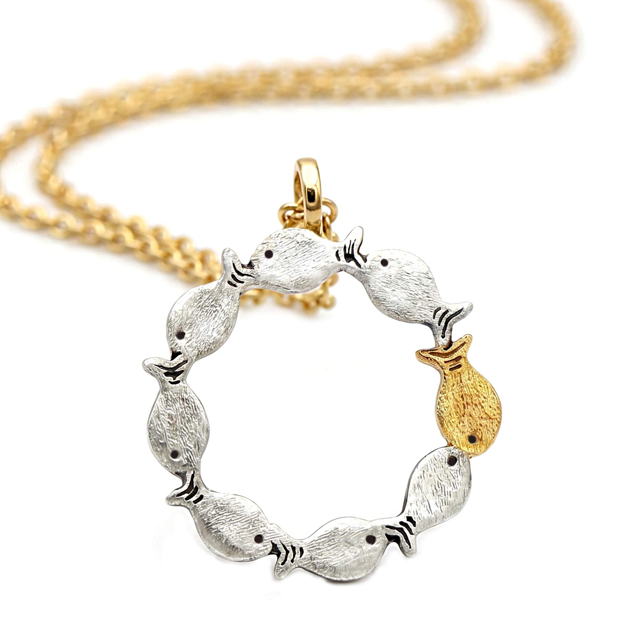 Gegen den Strom. Sterling Silber & Gold Fisch Kreis-Anhänger