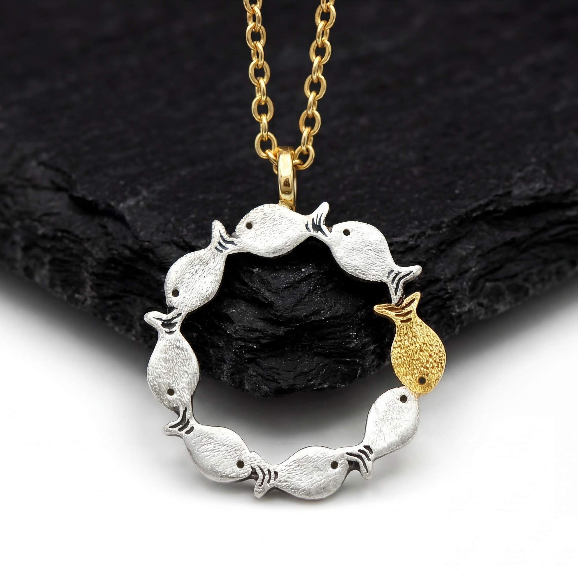 Gegen den Strom. Sterling Silber & Gold Fisch Kreis-Anhänger