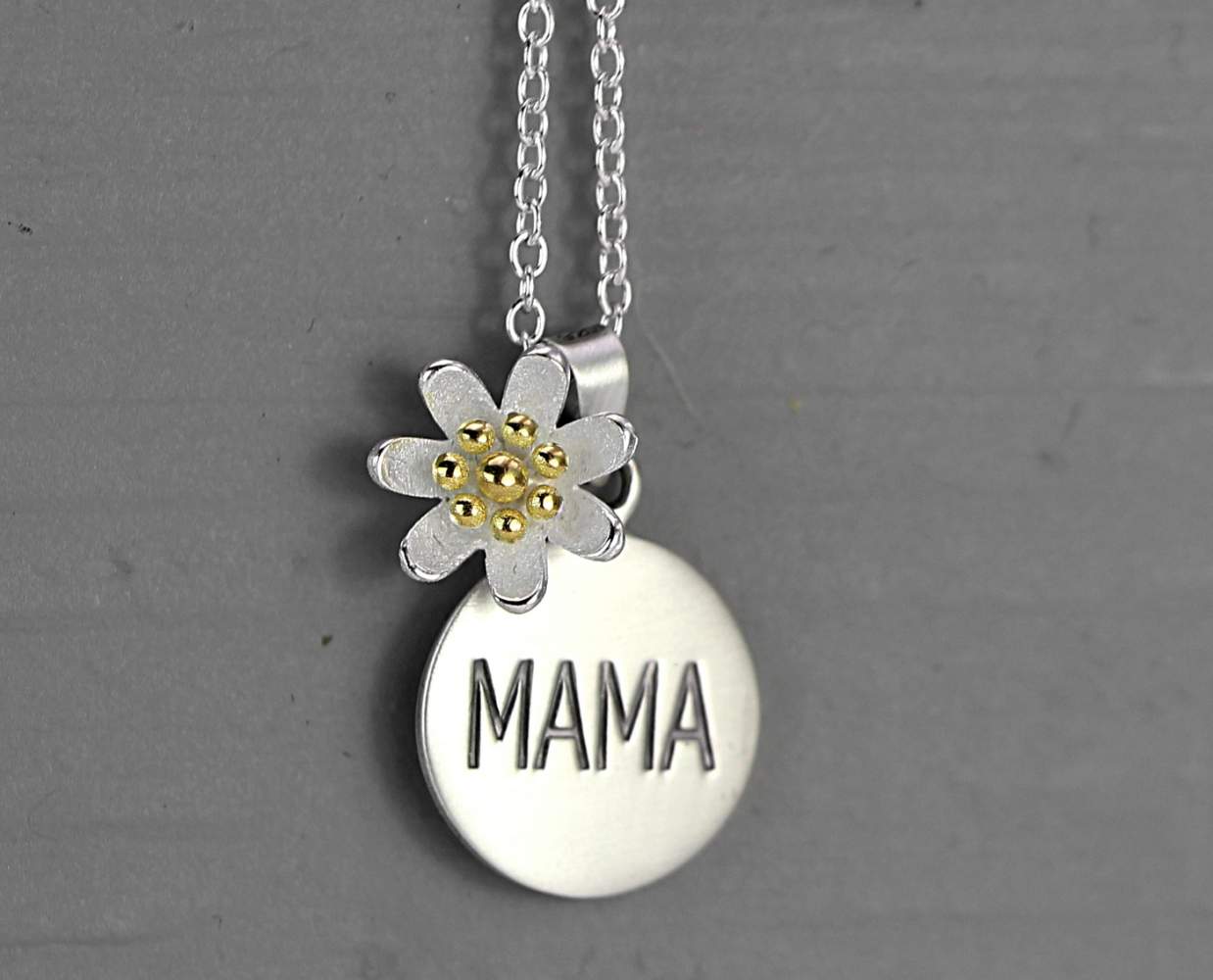 Silberkette mit graviertem Mama Silberanhänger und kleiner Blüte.