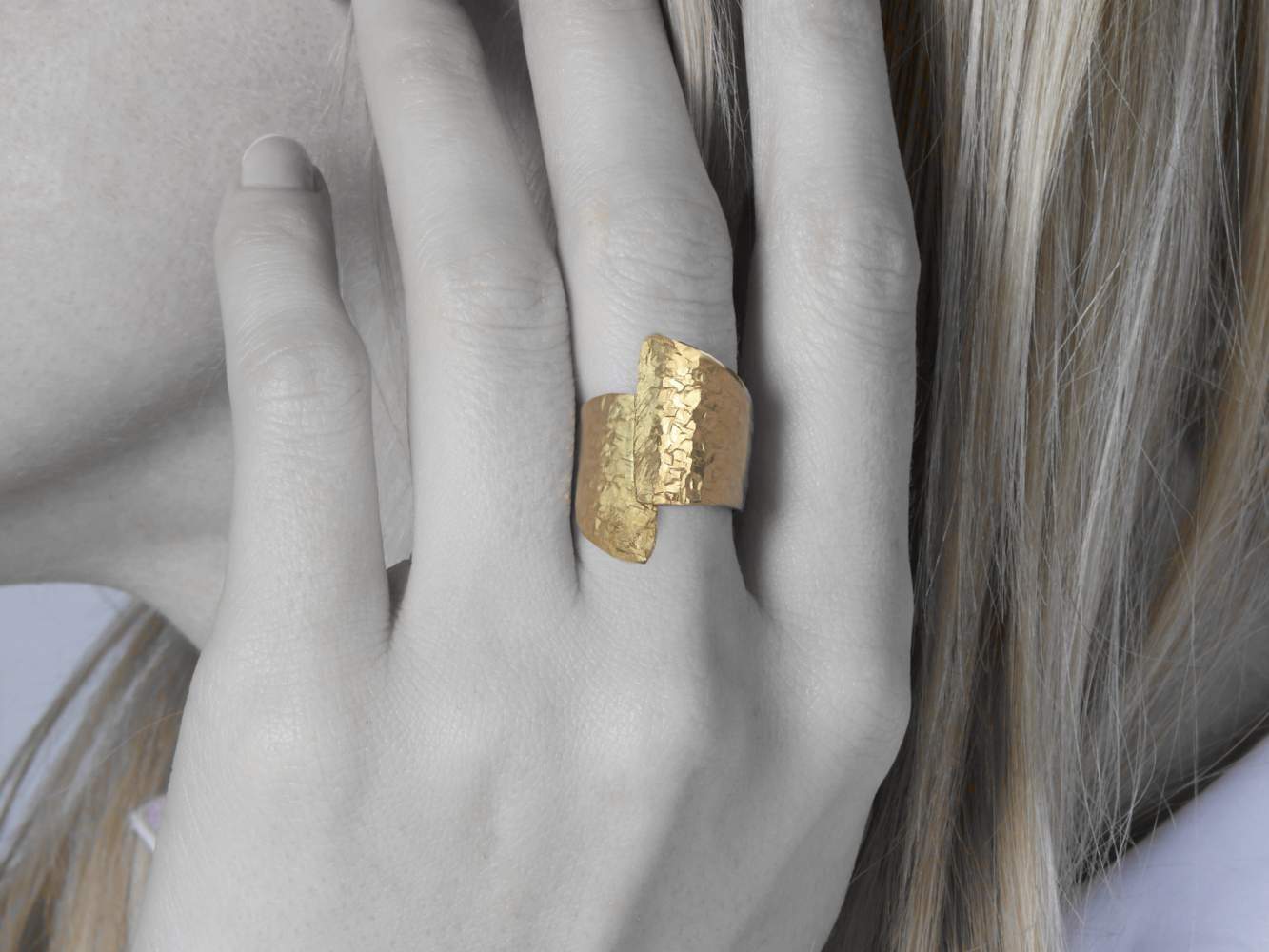 Statement Ring in goldener Knitteroptik am Finger