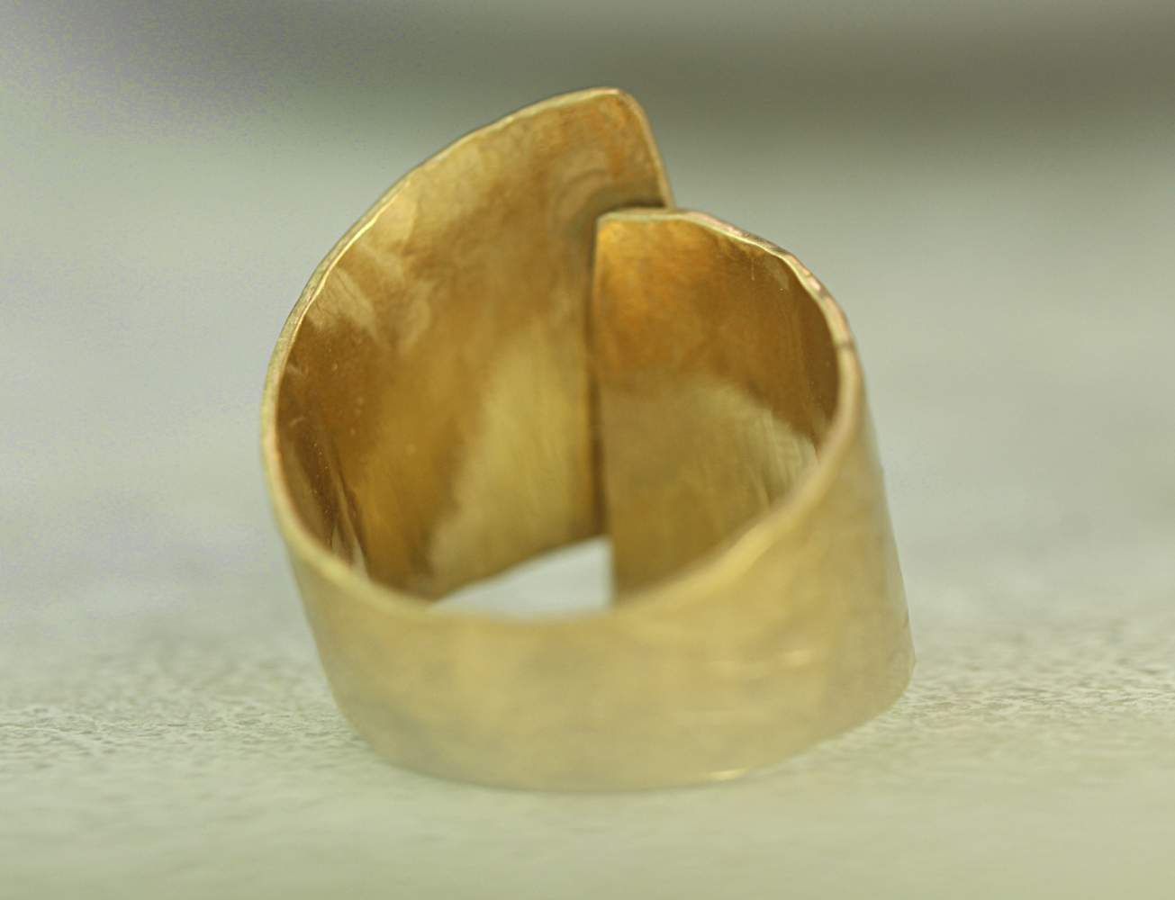 Statement Ring in goldener Knitteroptik Detail innen