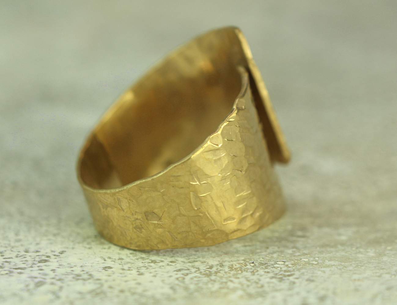Statement Ring in goldener Knitteroptik Detail aussen