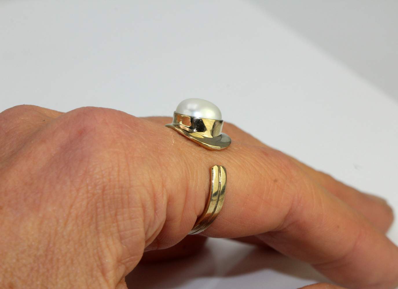 Regenbogen Mondstein Ring. 750er vergoldetes Silber