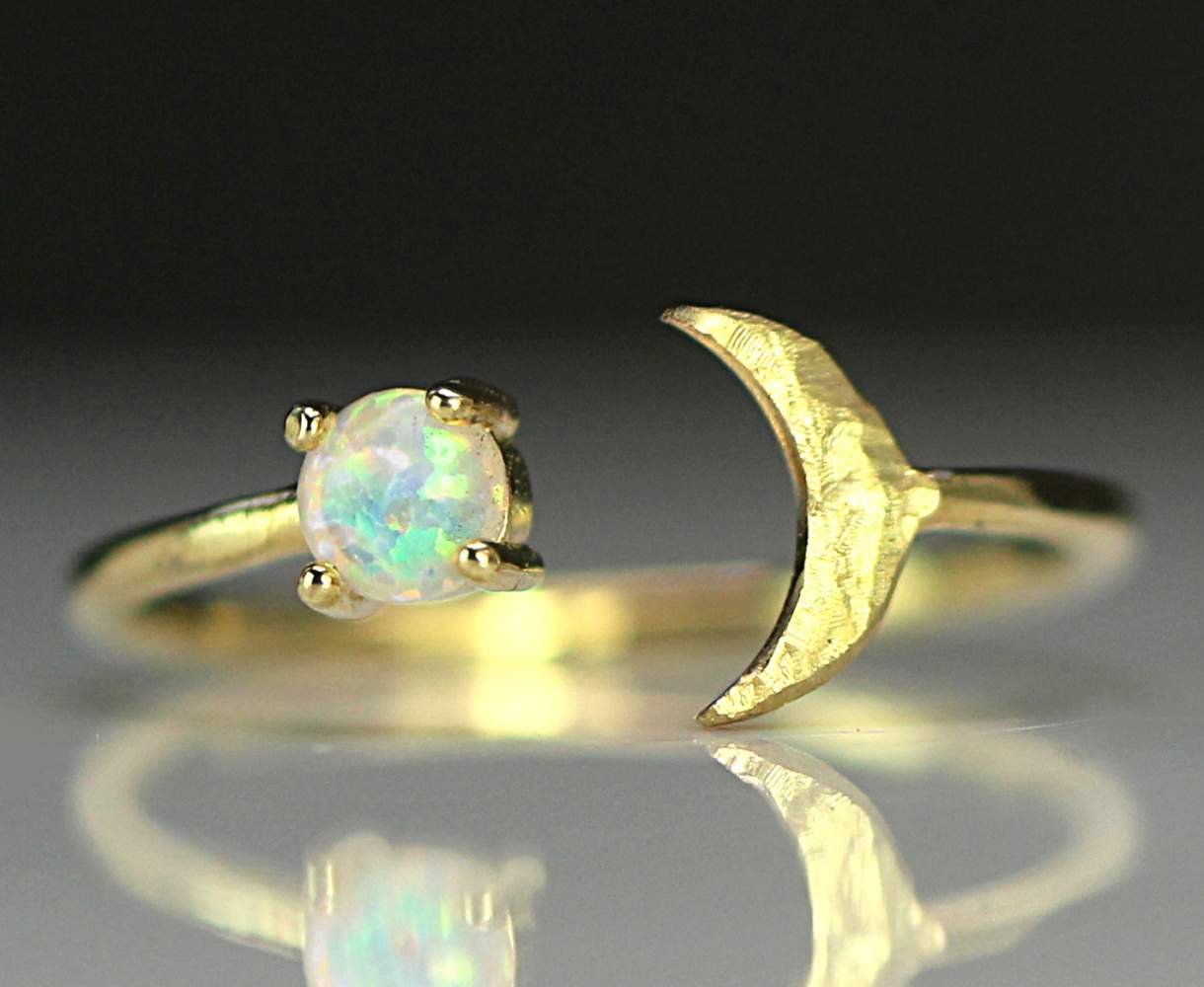 Zarter Mond Ring mit synthetischem Opal