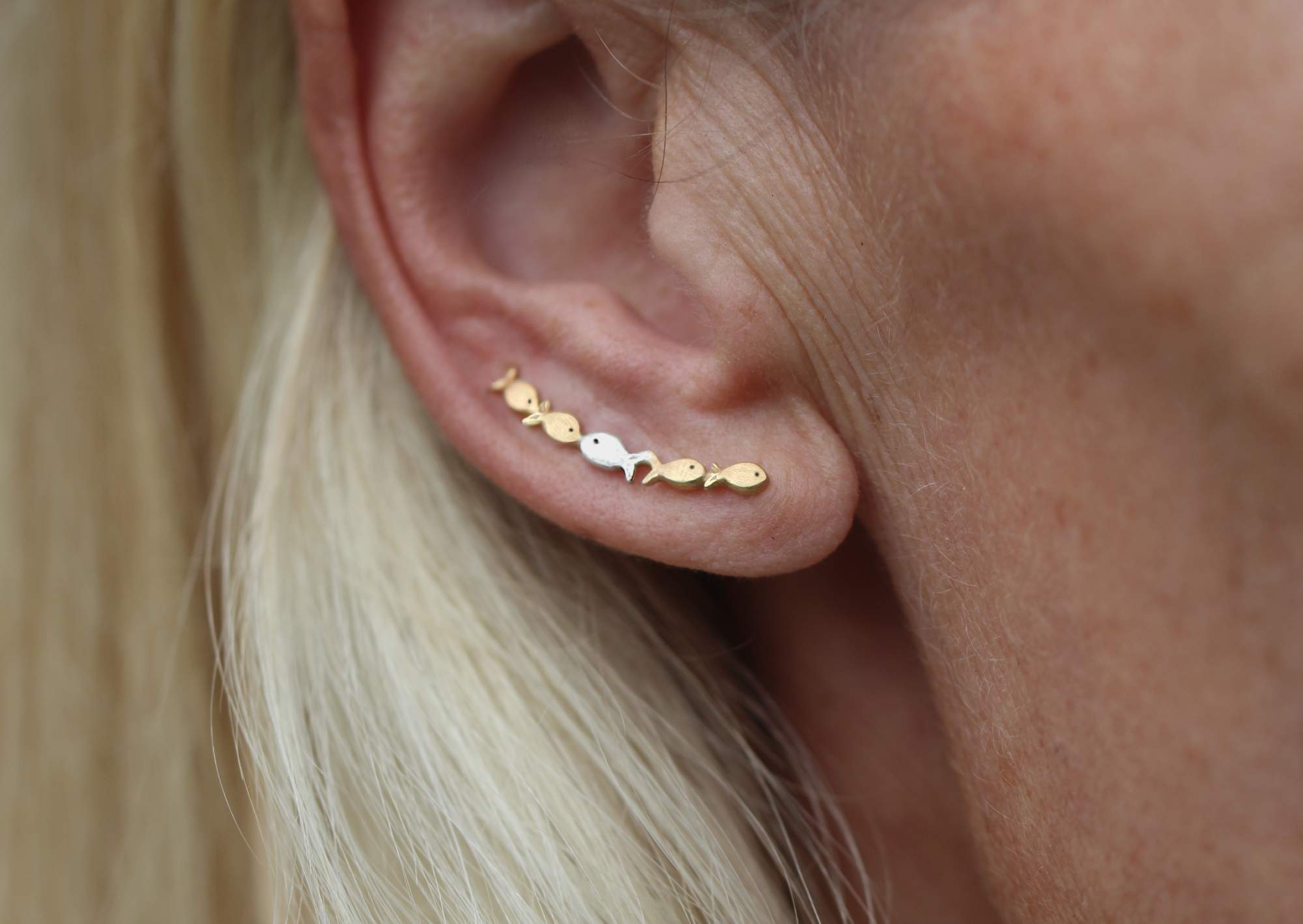 GEGEN DEN STROM Ohrklemmen. Vergoldetes Silber