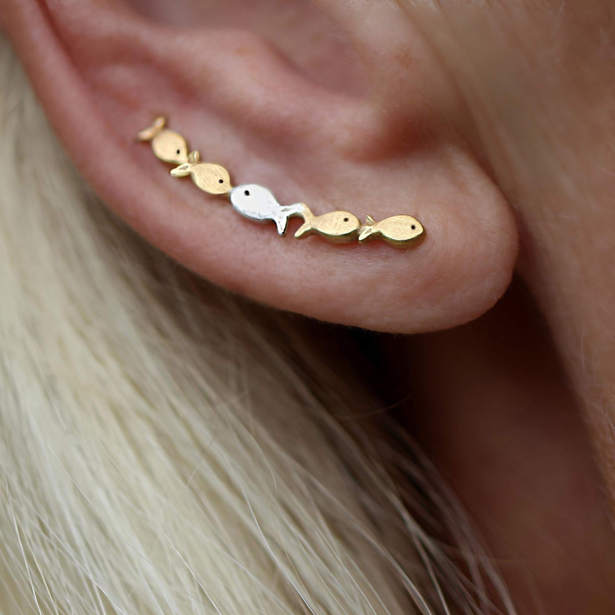 GEGEN DEN STROM Ohrklemmen. Vergoldetes Silber