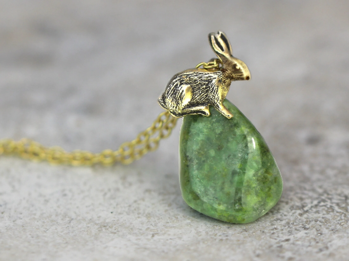 Kaninchen auf Wyoming-Jade. Zierliche Halskette aus vergoldetem Sterlingsilber