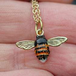 Hummel Kette Silber vergoldet, handemaillierter Hummel Anhänger